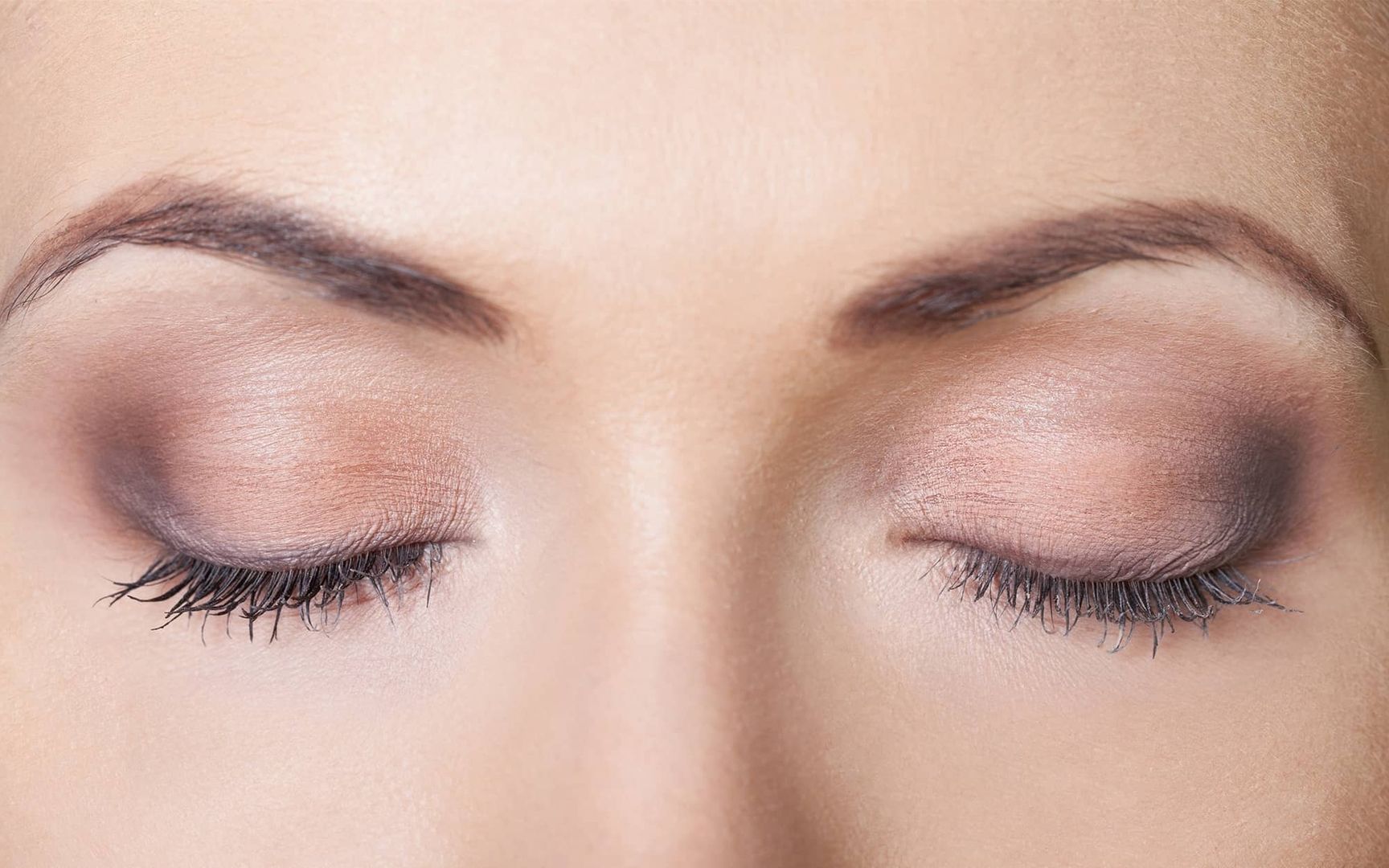 Gesicht einer Frau mit geschlossenen Augen.