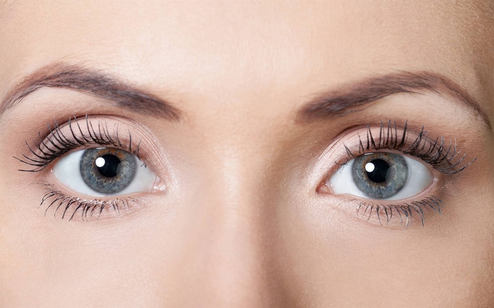 Frau mit geöffneten Augen.