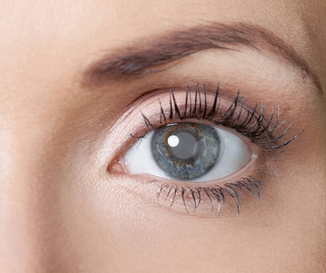 Eine Nahaufnahme eines glasigen Auges.