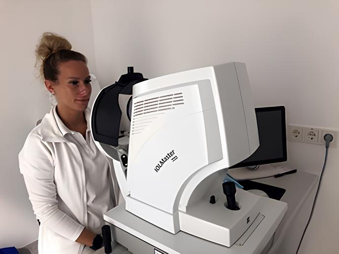 Eine Linsenimplantat Vermessung wird mit einen Gerät durchgeführt.