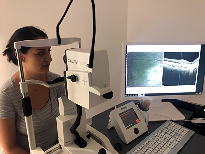 Optische Kohärenztomographie bei einer Patientin.