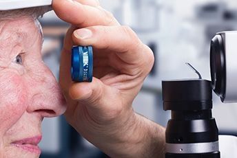 Es wird anhand einer Spaltlampe das Auge untersucht.