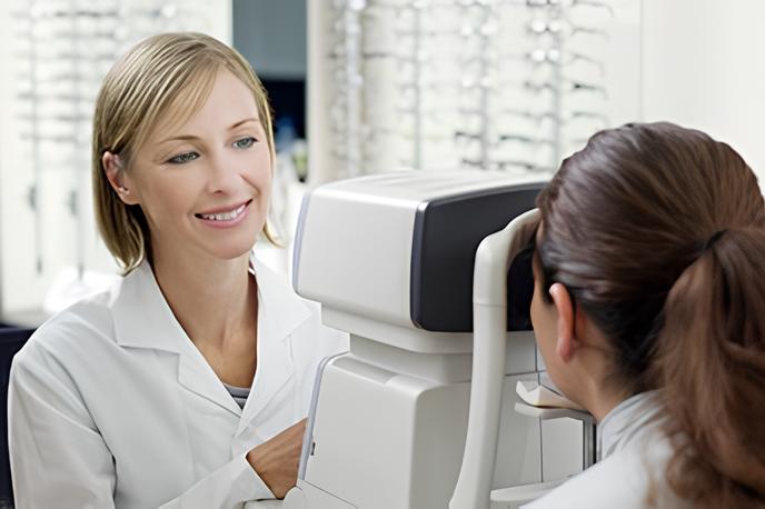 Eine blonde Frau nutzt das Auto Refraktormeter zur Bestimmung der aktuellen Dioptrienwerte einer Patientin.