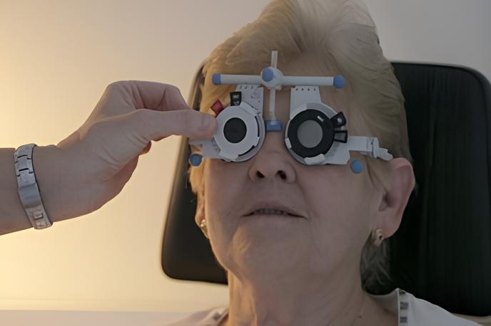 Sehtest und Brillenbestimmung was bei einer älteren Dame durchgeführt wird.